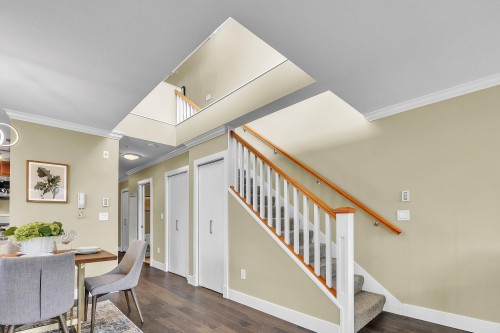 302-152 12Th Street E, North Vancouver, BC 