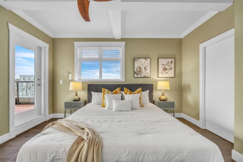 302-152 12Th Street E, North Vancouver, BC 