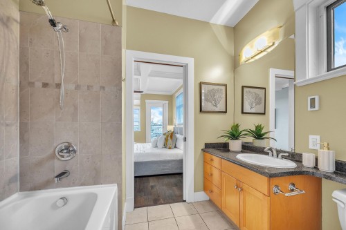 302-152 12Th Street E, North Vancouver, BC 