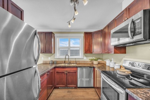 302-152 12Th Street E, North Vancouver, BC 