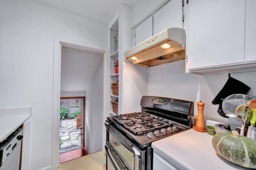 2303 3Rd Avenue W, Vancouver, BC 