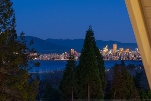 4426 4Th Avenue W, Vancouver, BC 