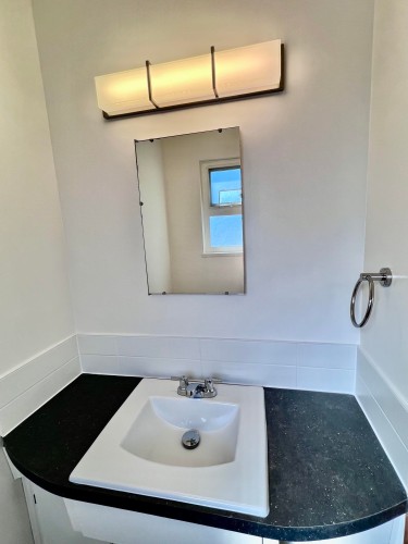 4695 Nanaimo Street, Vancouver, BC - Indoor Photo Showing Bathroom
