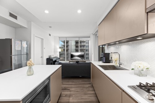 905-3833 Evergreen Place  Burnaby, BC V3J 0M2