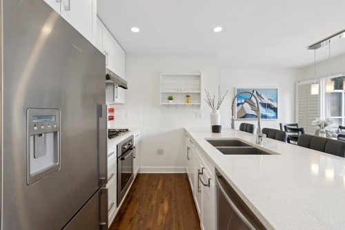 205 18Th Street E, North Vancouver, BC 