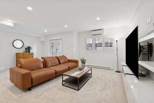 205 18Th Street E, North Vancouver, BC 