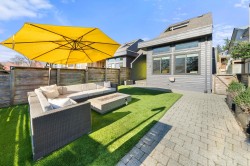 256 5th Street W North Vancouver, BC V7M 1K1