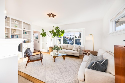 404 15Th Street E, North Vancouver, BC 