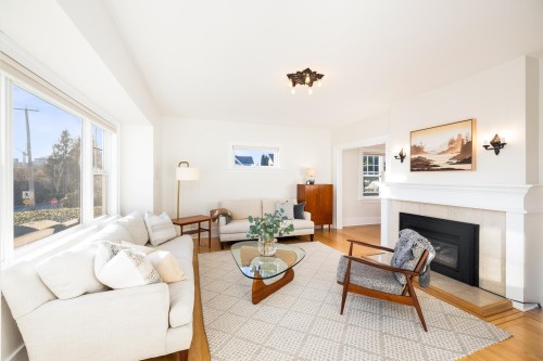 404 15Th Street E, North Vancouver, BC 