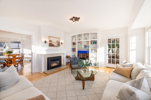 404 15Th Street E, North Vancouver, BC 