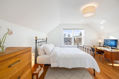 404 15Th Street E, North Vancouver, BC 