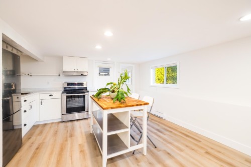 404 15Th Street E, North Vancouver, BC 