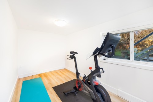 404 15Th Street E, North Vancouver, BC 