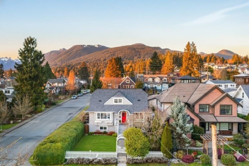 404 15Th Street E, North Vancouver, BC 