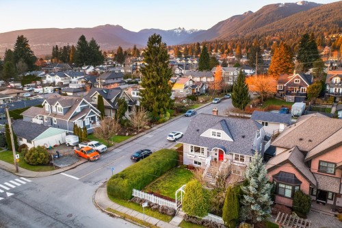 404 15Th Street E, North Vancouver, BC 