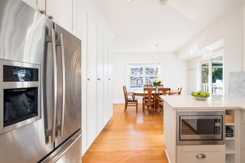 404 15Th Street E, North Vancouver, BC 