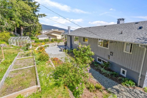 1111 Gilston Road, West Vancouver, BC 