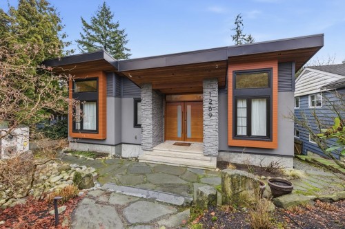 1269 Cloverley Street  North Vancouver, BC V7L 1N7