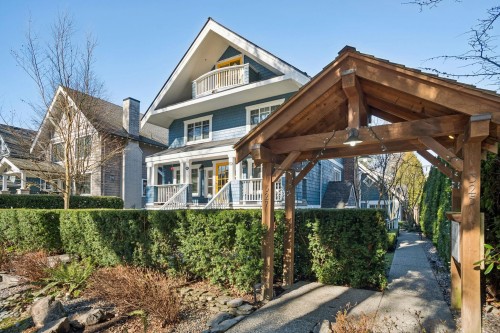 327 15Th Avenue W, Vancouver, BC 