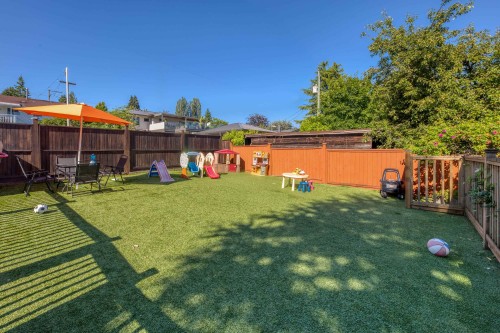 826 13Th Street E, North Vancouver, BC 