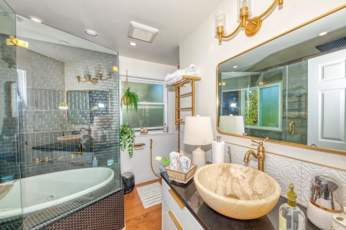 826 13Th Street E, North Vancouver, BC 