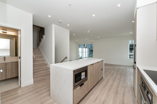 207-7161 17Th Avenue, Burnaby, BC 
