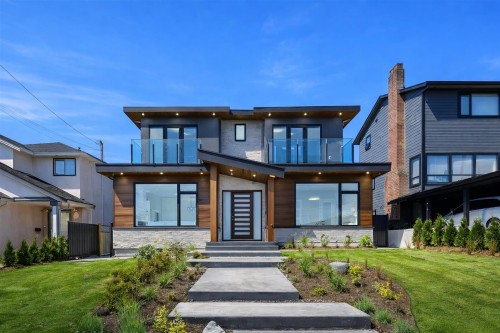 356 28th Street W North Vancouver, BC V7N 2J1