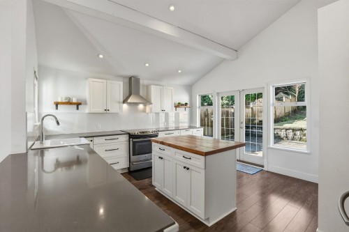 3015 Royal Avenue  North Vancouver, BC V7K 1Y6