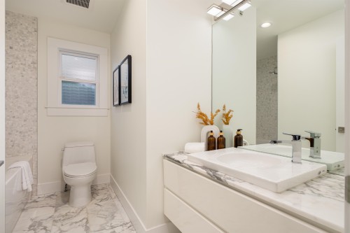 4068 15Th Avenue W, Vancouver, BC 