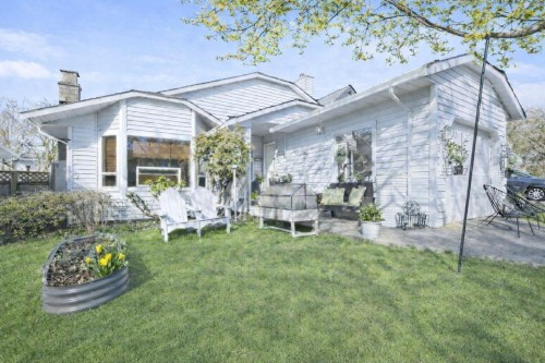 875 Porteau Place  North Vancouver, BC V7H 2P8