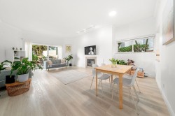 101-2408 Haywood Avenue  West Vancouver, BC V7V 1Y1