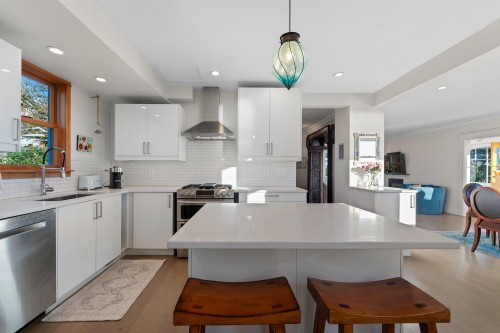 1073 Clyde Avenue, West Vancouver, BC 