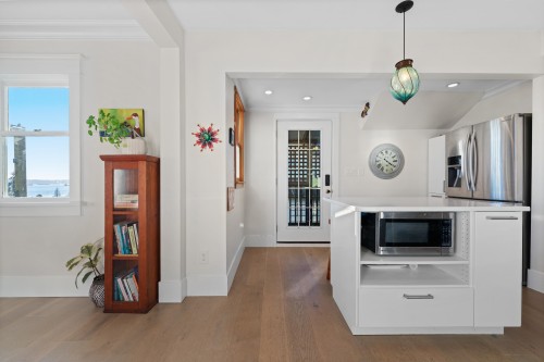 1073 Clyde Avenue, West Vancouver, BC 