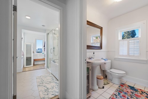 1073 Clyde Avenue, West Vancouver, BC 