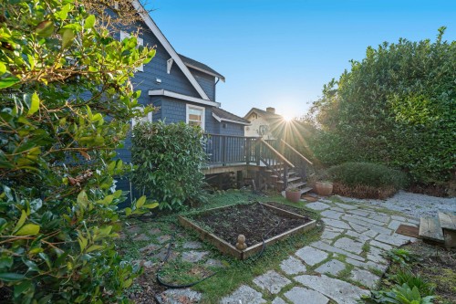 1073 Clyde Avenue, West Vancouver, BC 