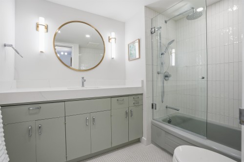 102-2135 Argyle Avenue, West Vancouver, BC 