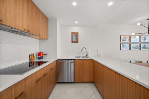 102-2135 Argyle Avenue, West Vancouver, BC 