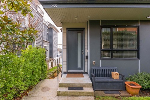 255 6Th Street E, North Vancouver, BC 
