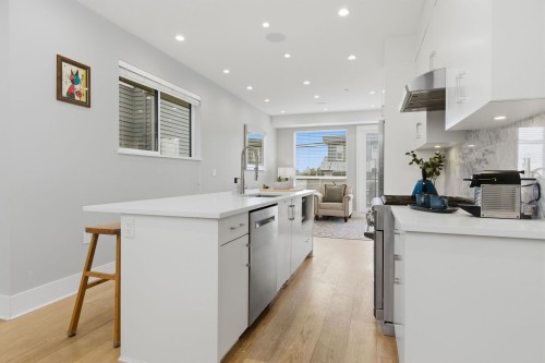 255 6Th Street E, North Vancouver, BC 