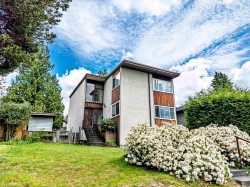 376 4th Street E North Vancouver, BC V7L 1J2
