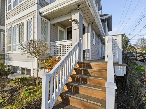 280 5Th Street E, North Vancouver, BC 