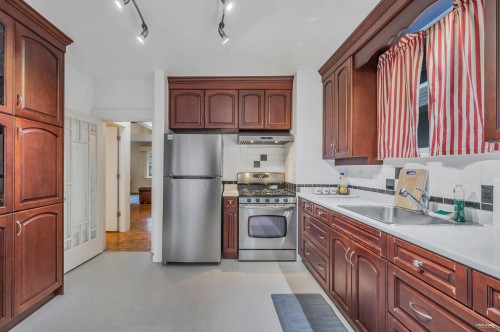 3174 10Th Avenue W, Vancouver, BC 