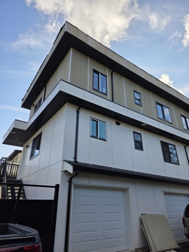 4-6765 Kitchener Street  Burnaby, BC V5B 2J8