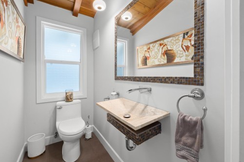 145 Kensington Road E, North Vancouver, BC 