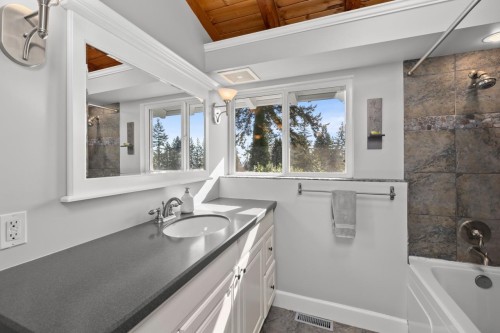 145 Kensington Road E, North Vancouver, BC 