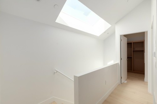 22 14Th Avenue W, Vancouver, BC 