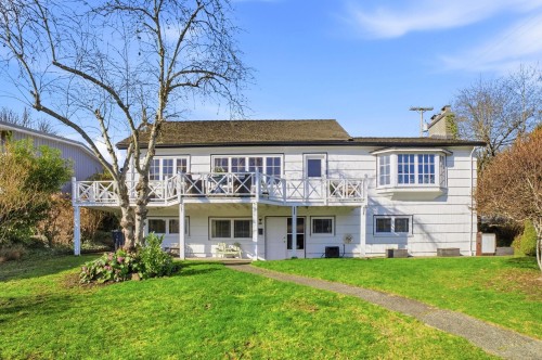 487 Roslyn Boulevard  North Vancouver, BC V7G 1P1