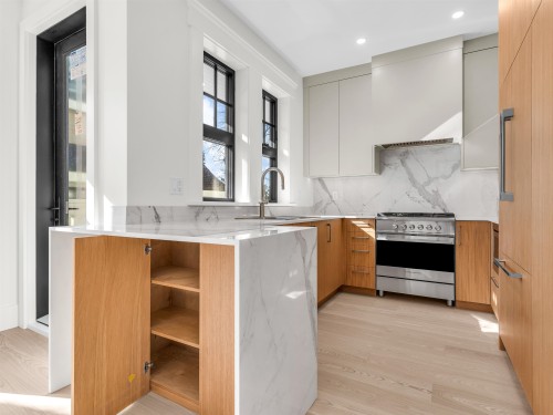 2566 2Nd Avenue W, Vancouver, BC 