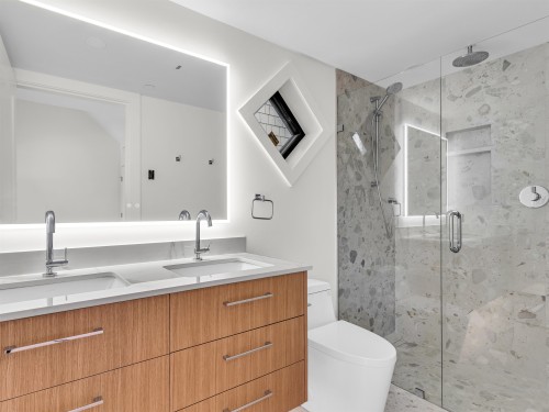 2566 2Nd Avenue W, Vancouver, BC 