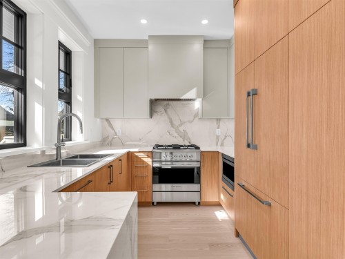 2566 2Nd Avenue W, Vancouver, BC 
